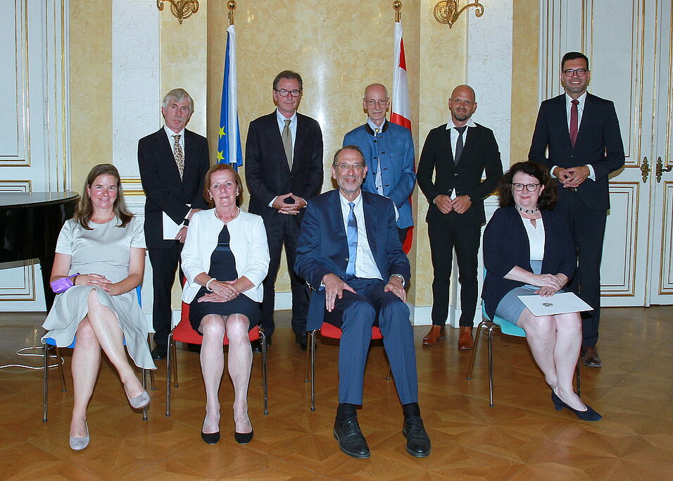 Gruppenfoto Ehrenkreuzübergabe an Michael Metzeltin